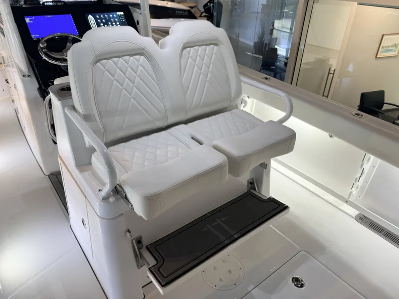 Slide: The Image of Everglades 285 Center Console 2026 - 14