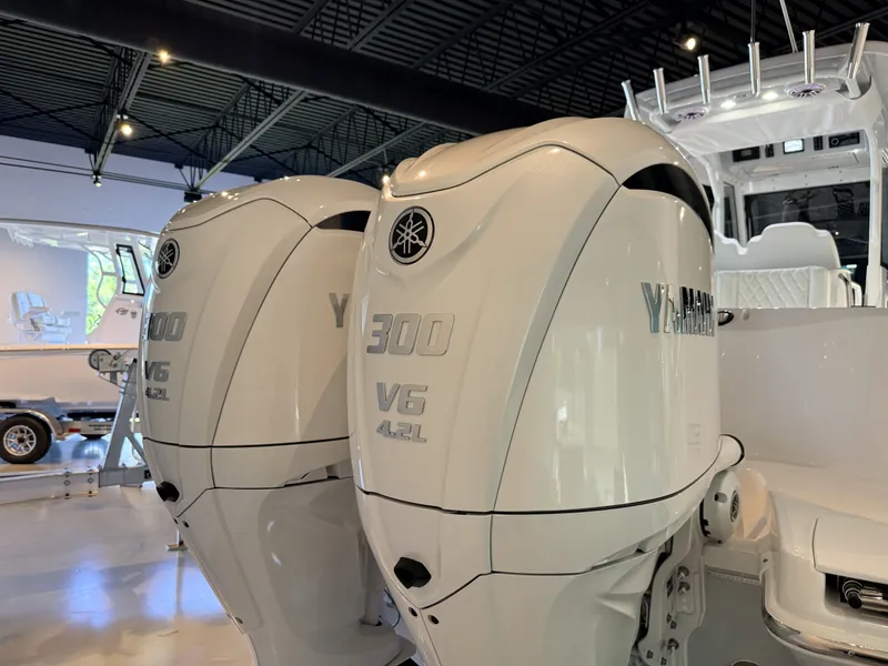 Slide: The Image of Everglades 285 Center Console 2026 - 32