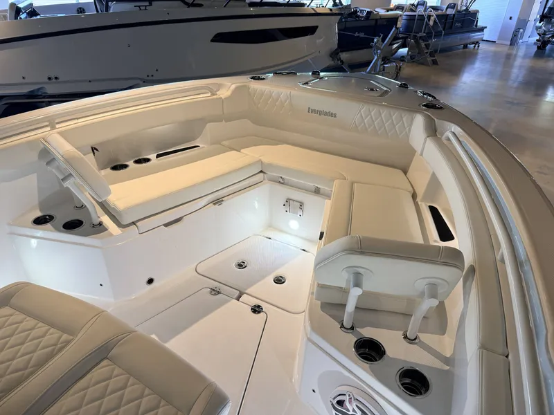 Slide: The Image of Everglades 285 Center Console 2026 - 33