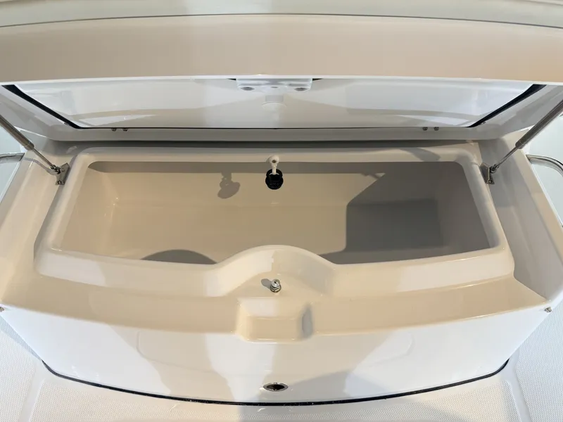 Slide: The Image of Everglades 285 Center Console 2026 - 37
