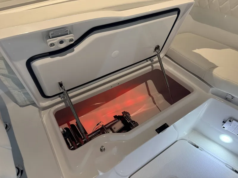 Slide: The Image of Everglades 285 Center Console 2026 - 38