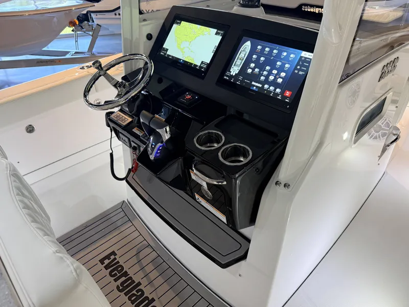 Slide: The Image of Everglades 285 Center Console 2026 - 49