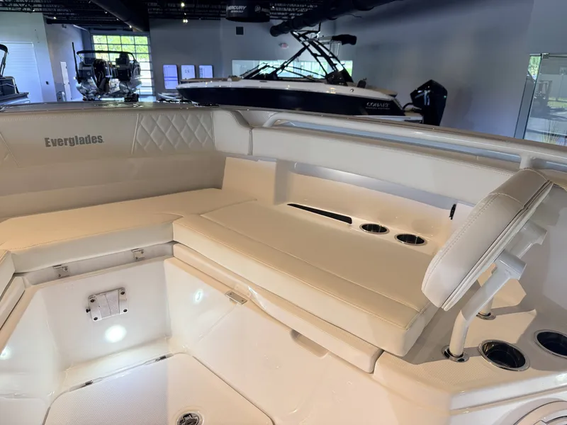 Slide: The Image of Everglades 285 Center Console 2026 - 5