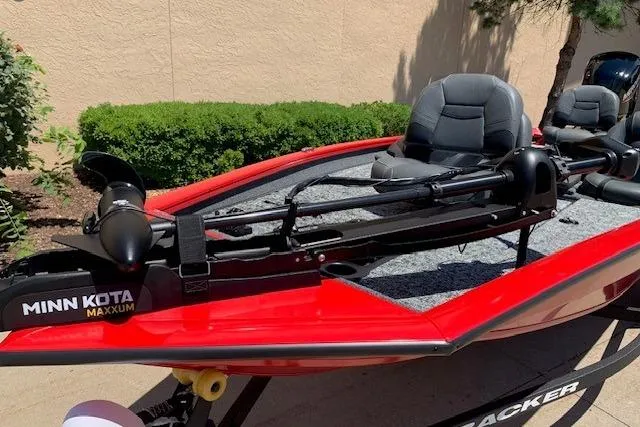 Slide: The Image of 2026 Tracker Pro Team 175 boat with Minn Kota Maxxum trolling motor. - 15
