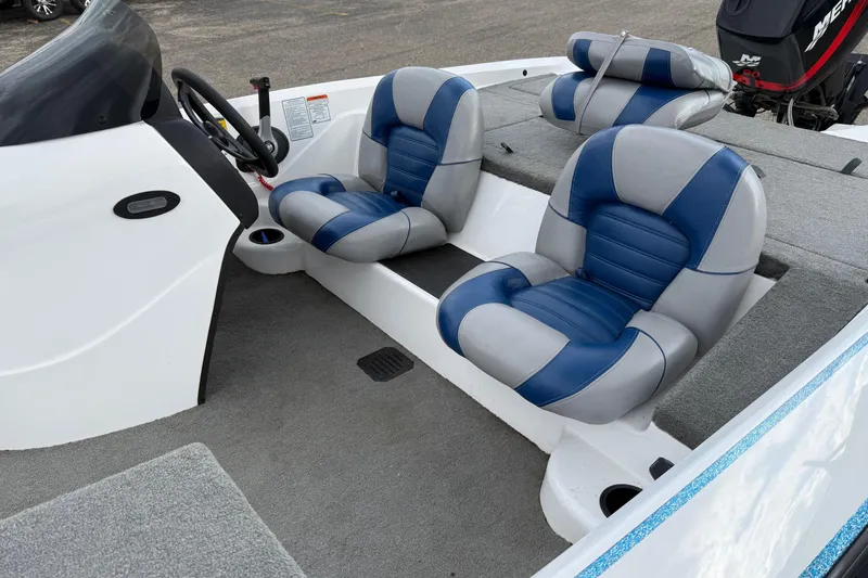 Slide: The Image of 2005 Nitro 700 LX SC boat interior with blue and gray seating. - 4