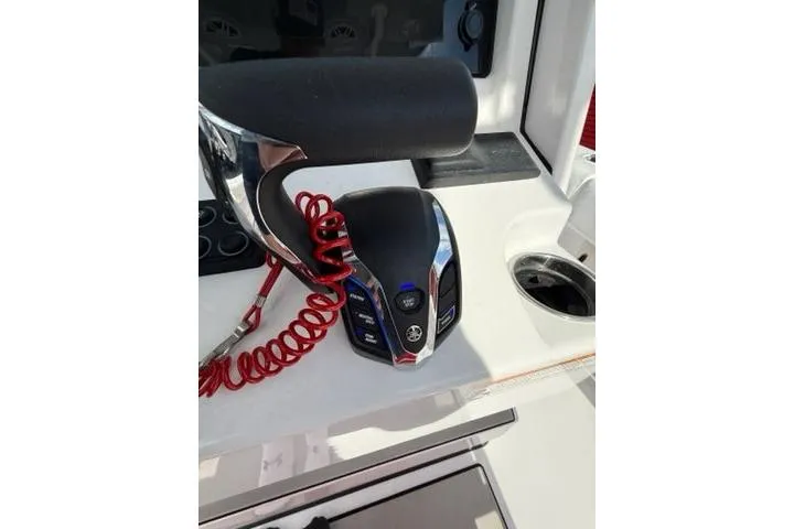 Slide: The Image of 2024 Sportsman Heritage 231 Center Console throttle control with safety lanyard. - 15