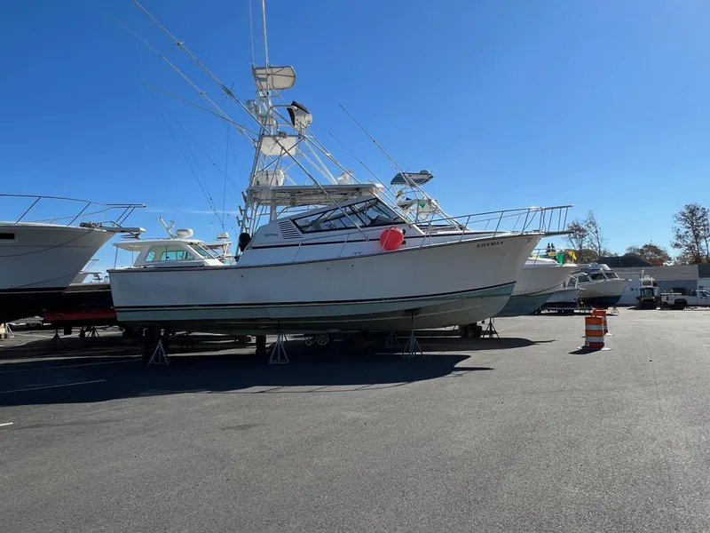 The Image of 1997 Henriques 38 El Bravo boat on a parking lot. - 0
