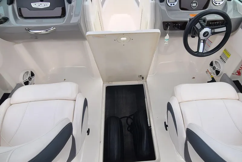 Slide: The Image of Interior of 2020 Chaparral 21 SSi OB boat with white seating and steering wheel. - 14