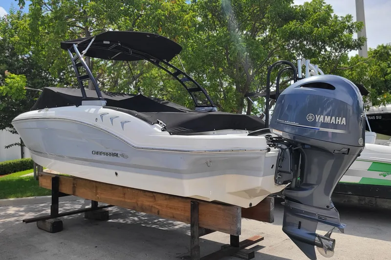 Slide: The Image of 2020 Chaparral 21 SSi OB boat with Yamaha outboard motor on display. - 3