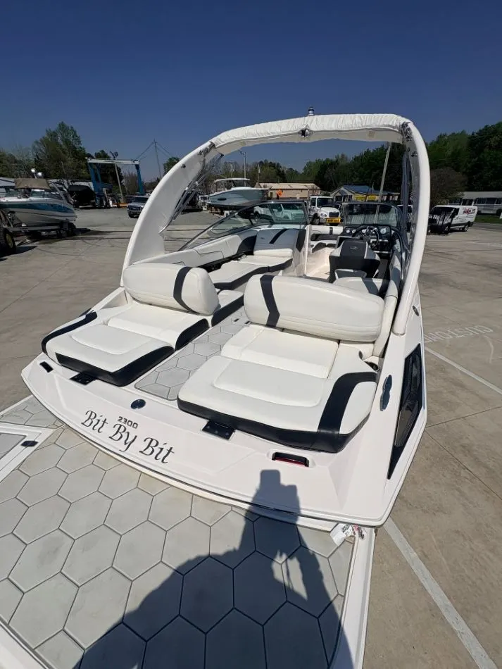 Slide: The Image of Regal 2300 Bowrider 2017 - 10