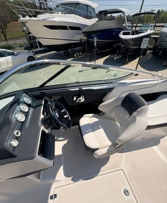 Slide: The Image of Regal 2300 Bowrider 2017 - 15