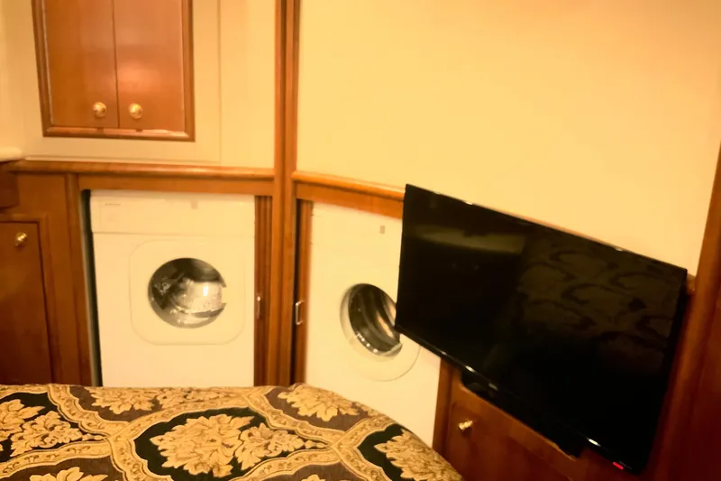 Slide: The Image of Interior of 1999 Carver 450 Voyager Pilothouse with washer, dryer, and TV. - 42