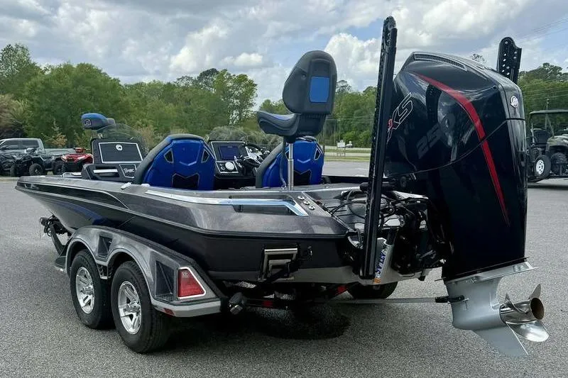 Slide: The Image of 2023 Ranger Z520R boat with dual seats and powerful outboard motor. - 5