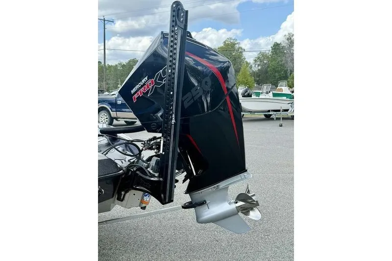 Slide: The Image of 2023 Ranger Z520R boat with Mercury Pro XS 250 outboard motor. - 8