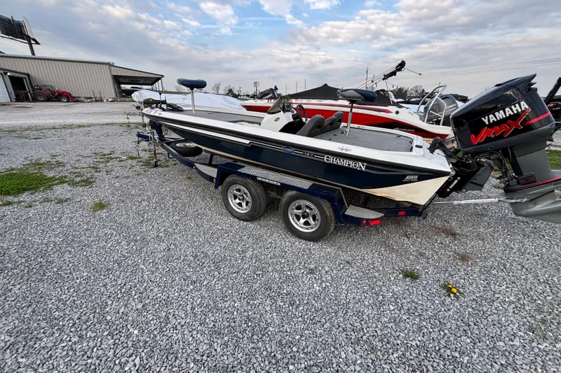 Slide: The Image of 2003 Champion 187 CX boat with Yamaha VMAX engine on gravel lot. - 10