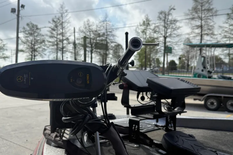 Slide: The Image of 2011 Ranger 521SVX Comanche boat with Minn Kota Ultrex trolling motor. - 8