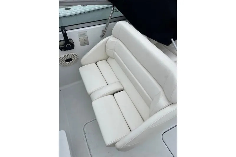 Slide: The Image of White leather seating on a 2004 Formula 26 Performance Cruiser boat. - 8