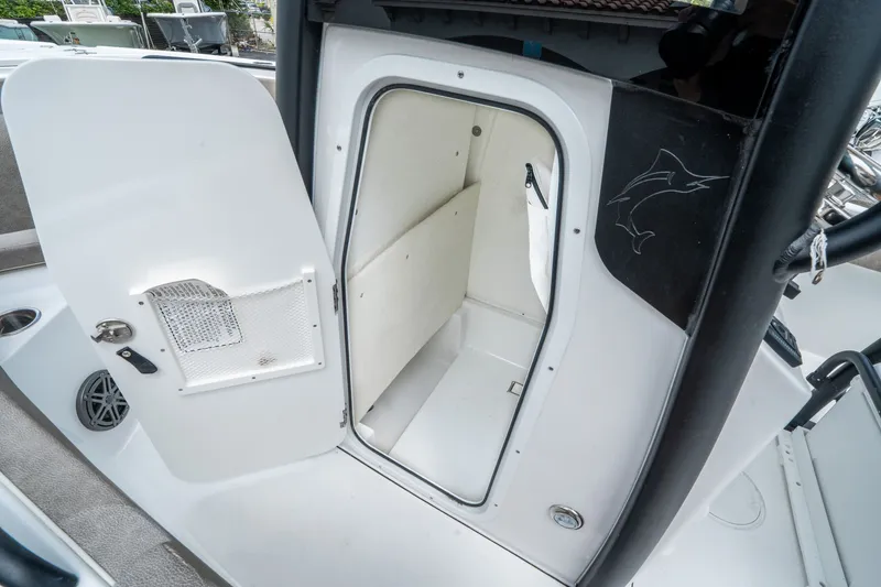 Slide: The Image of Sea Hunt Ultra 235 SE 2026 - 17