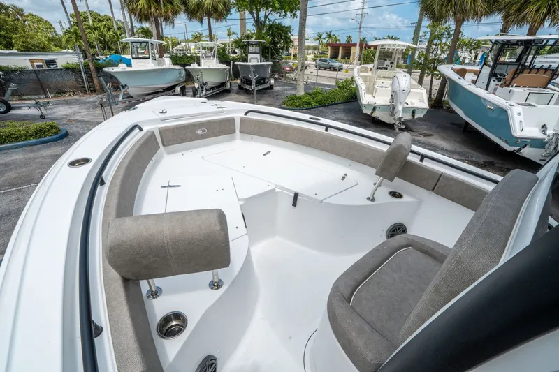 Slide: The Image of Sea Hunt Ultra 235 SE 2026 - 19