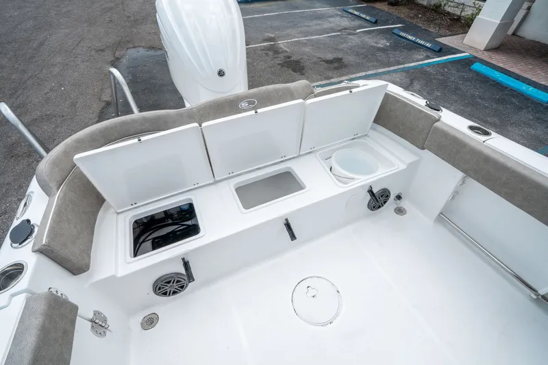 Slide: The Image of Sea Hunt Ultra 235 SE 2026 - 12