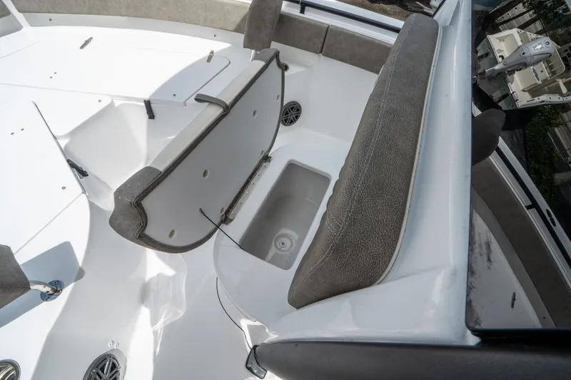 Slide: The Image of Sea Hunt Ultra 235 SE 2026 - 23