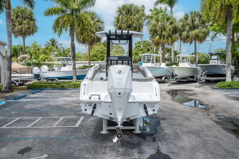 Slide: The Image of Sea Hunt Ultra 235 SE 2026 - 3