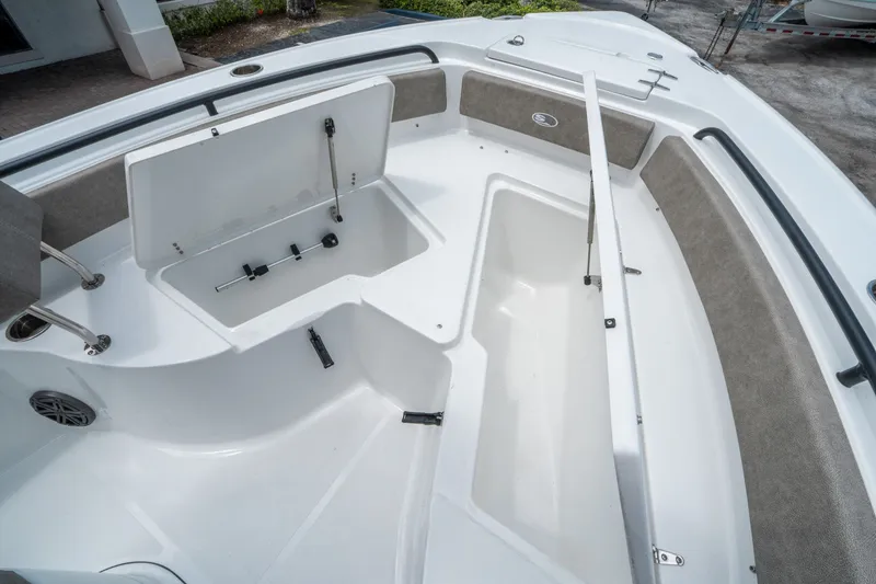 Slide: The Image of Sea Hunt Ultra 235 SE 2026 - 20