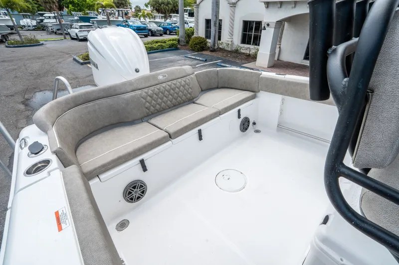 Slide: The Image of Sea Hunt Ultra 235 SE 2026 - 10