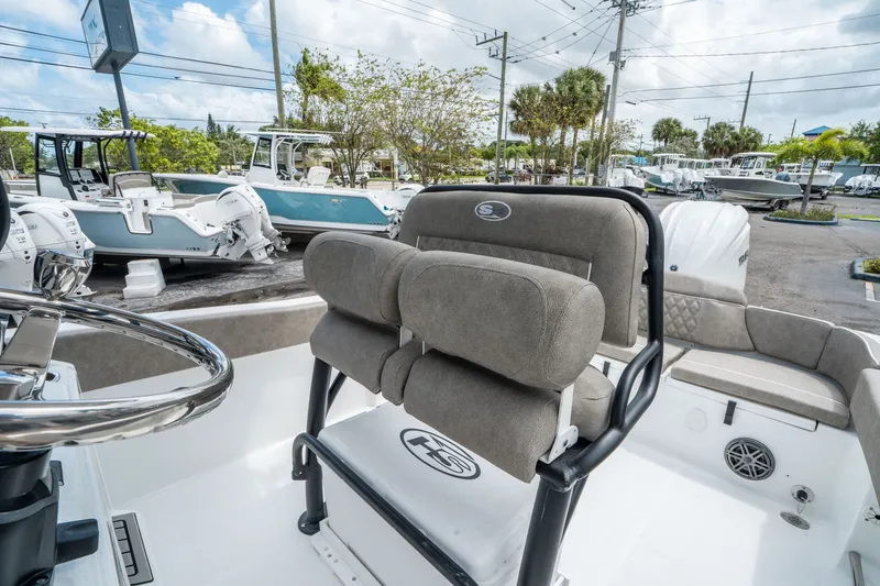 Slide: The Image of Sea Hunt Ultra 235 SE 2026 - 15