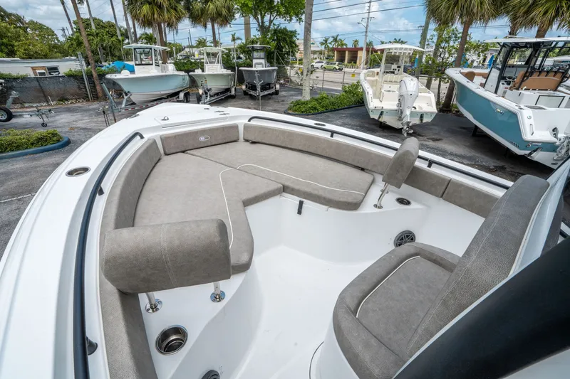 Slide: The Image of Sea Hunt Ultra 235 SE 2026 - 18