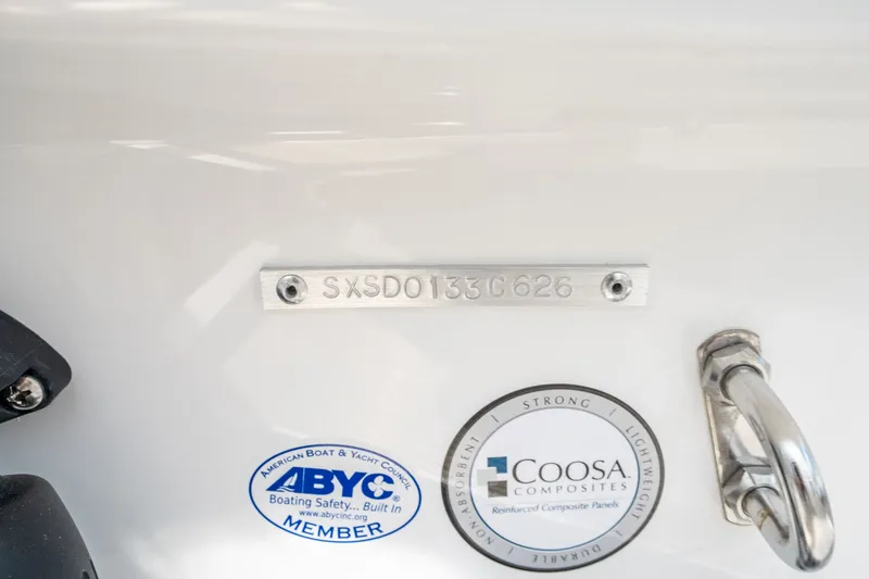 Slide: The Image of Sea Hunt Ultra 235 SE 2026 - 25