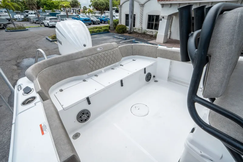 Slide: The Image of Sea Hunt Ultra 235 SE 2026 - 11