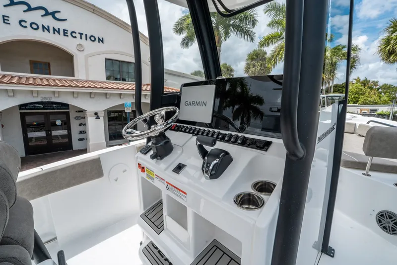 Slide: The Image of Sea Hunt Ultra 235 SE 2026 - 14