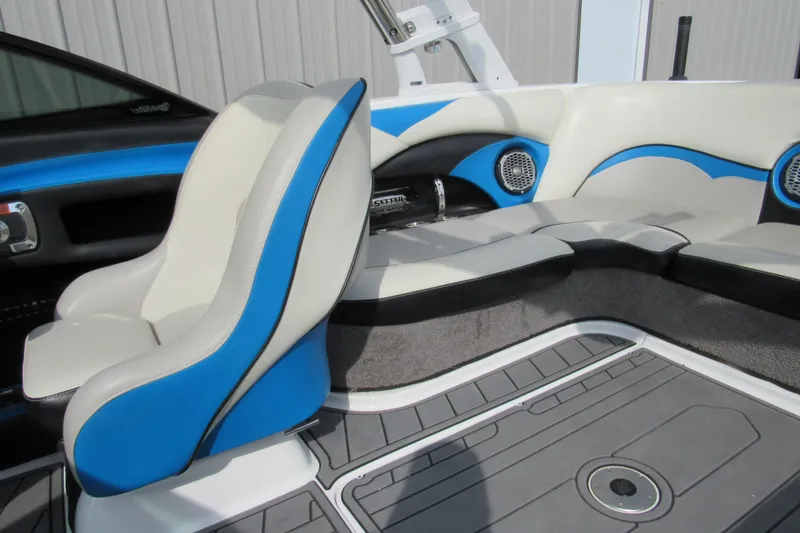 Slide: The Image of Interior of 2013 Malibu Wakesetter 21 VLX boat with blue and white seating. - 8