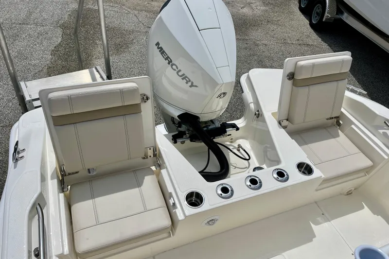 Slide: The Image of Boston Whaler 220 Dauntless 2026 with Mercury engine and seating. - 10