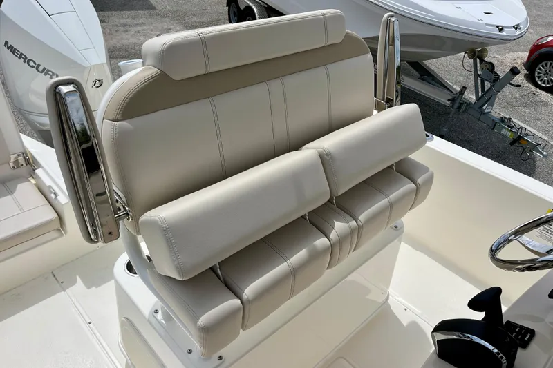 Slide: The Image of Boston Whaler 220 Dauntless 2026, luxurious boat seating with padding. - 12
