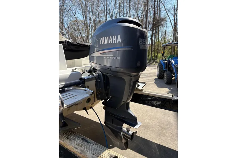 Slide: The Image of Yamaha 250 horsepower outboard motor on a 2009 Hydra-Sports 2200 DC boat. - 5