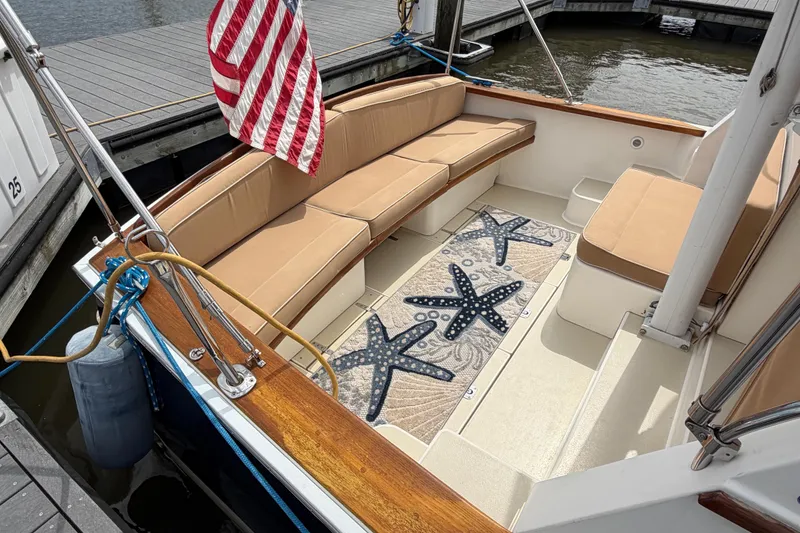 Slide: The Image of Cozy seating area on a 2001 Bluestar BlueStar 29.9 boat with American flag and starfish rug. - 37