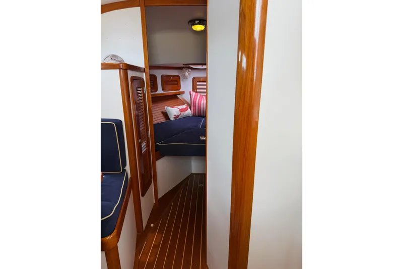Slide: The Image of Interior of 2001 Bluestar BlueStar 29.9 boat with wooden finish and cozy seating. - 18