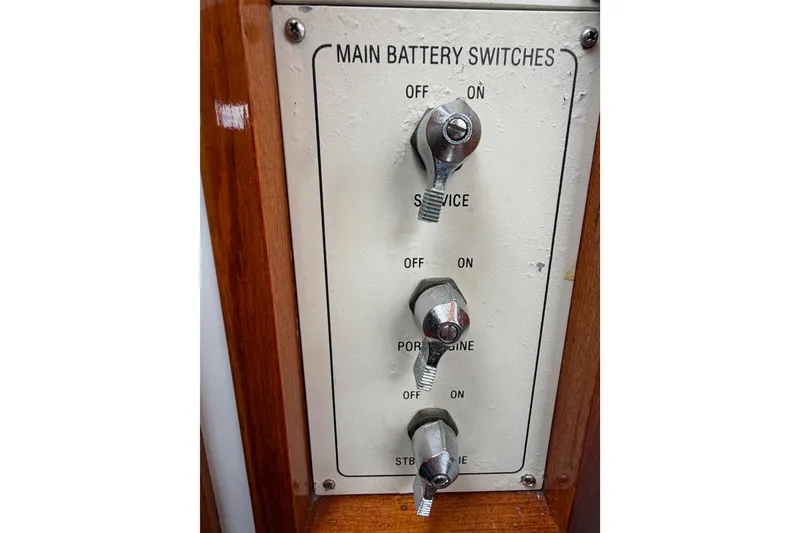 Slide: The Image of Main battery switches panel on 2001 Bluestar BlueStar 29.9 boat. - 26