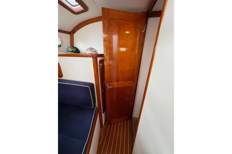 Slide: The Image of Interior of 2001 Bluestar BlueStar 29.9 boat with wooden door and navy seating. - 27