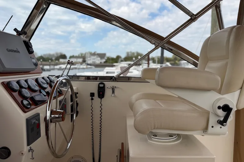 Slide: The Image of Interior of a 2001 Bluestar BlueStar 29.9 boat with steering wheel and captain's chair. - 6