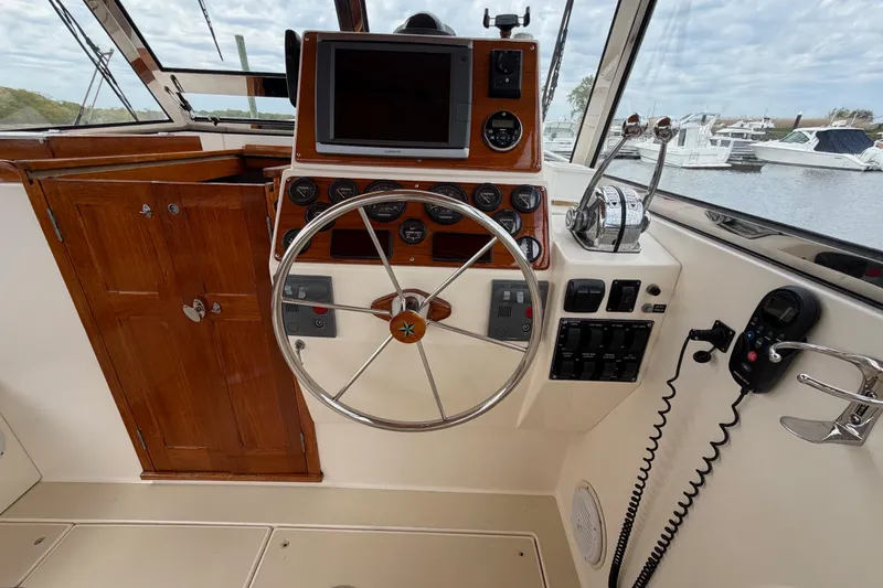 Slide: The Image of Helm of 2001 Bluestar BlueStar 29.9 boat with steering wheel and control panel. - 14