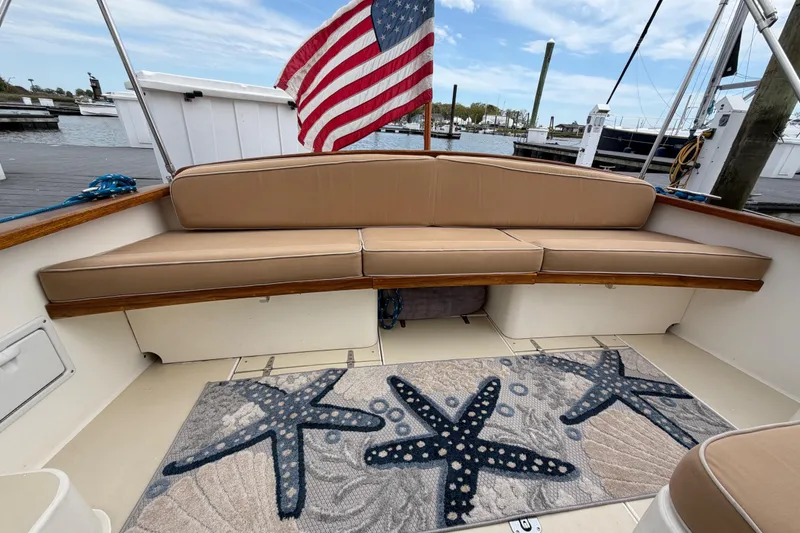 Slide: The Image of Cozy seating area on a 2001 Bluestar BlueStar 29.9 boat with American flag and starfish rug. - 36