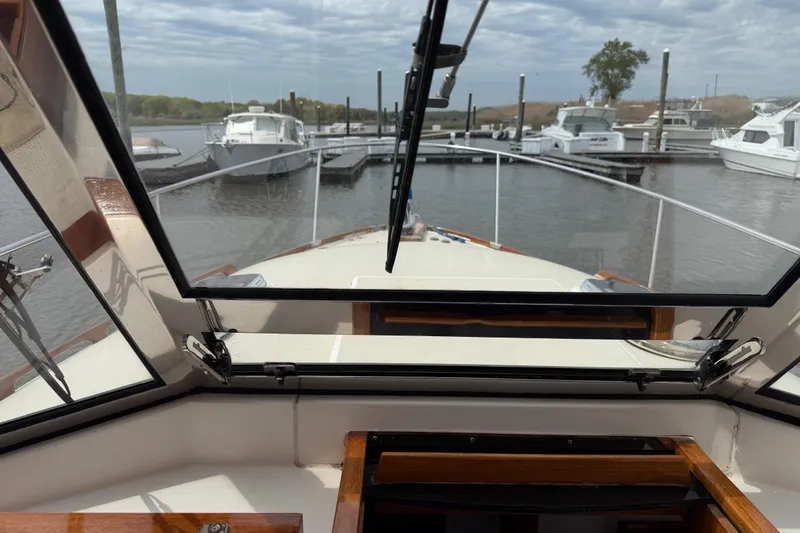 Slide: The Image of View from the cockpit of a 2001 Bluestar BlueStar 29.9 boat in a marina. - 12