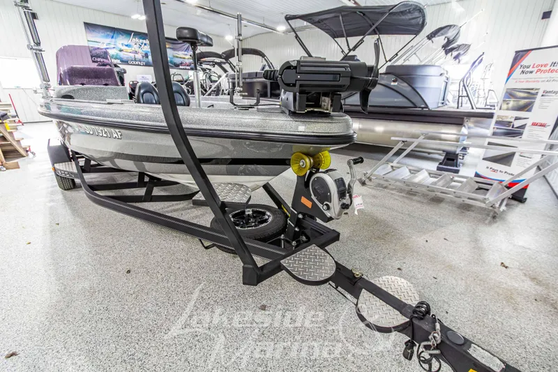 Slide: The Image of 2019 Recon 2185 SC boat on trailer in showroom, featuring modern design. - 8