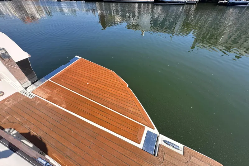 Slide: The Image of 2018 Sea Ray SLX 400 swim platform on calm water. - 11