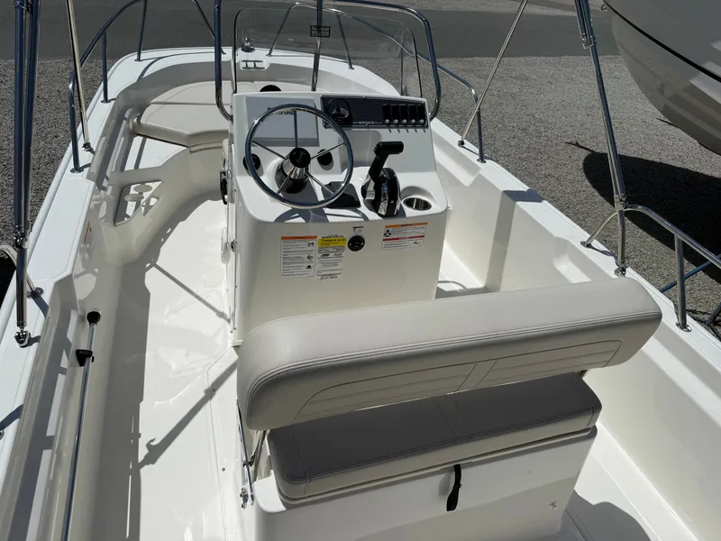 Slide: The Image of Boston Whaler 170 Montauk 2026 - 5