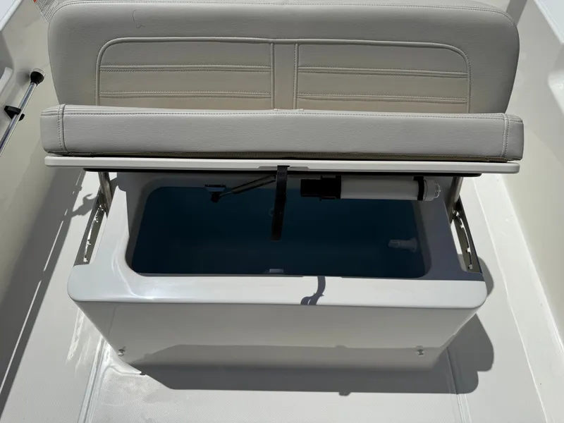 Slide: The Image of Boston Whaler 170 Montauk 2026 - 6