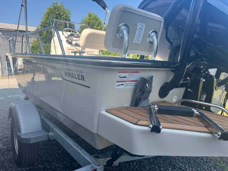 Slide: The Image of Boston Whaler 170 Montauk 2026 - 14